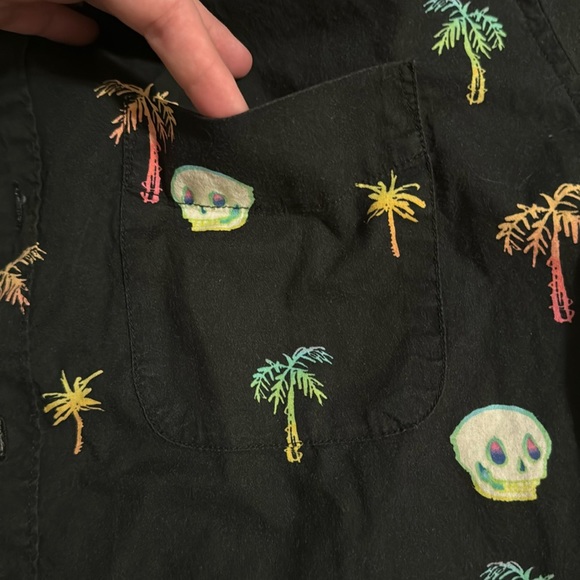 American Eagle Skulls Palm Trees Short Sleeve Button Down Shirt - Picture 3 of 7